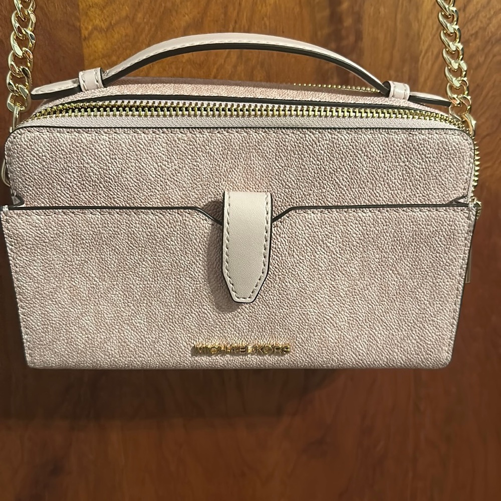 Beautiful like new condition, pink Michael Kors, Crossbody bag